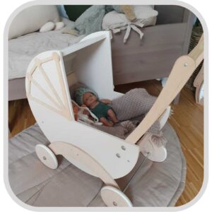 Drewniany wózek dla lalek logo