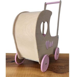 Drewniany wózek dla lalek z wyciętym sercem