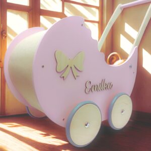 Uroczy, ręcznie robiony drewniany wózeczek dla lalek z zaokrągloną budką i regulowaną rączką.